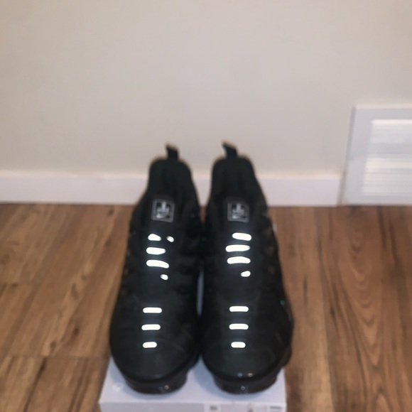 size 12 NIKE AIR VAPORMAX PLUS BLACK / BLACK - DARK GREY - Picture 6 of 8
